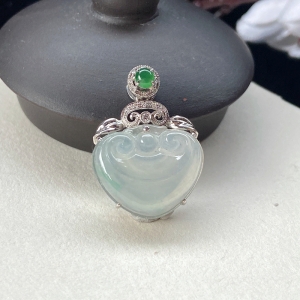 18K冰种翡翠如意吊坠