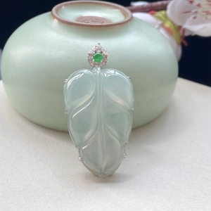 18K冰种翡翠叶子吊坠