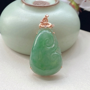 18K糯冰种浅绿翡翠如意吊坠