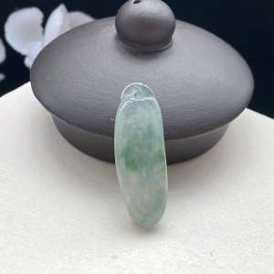 冰种飘花翡翠福瓜吊坠