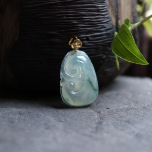 18k冰种飘花翡翠如意吊坠