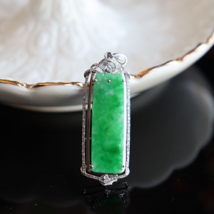 18k糯冰种翠绿翡翠无事牌吊坠