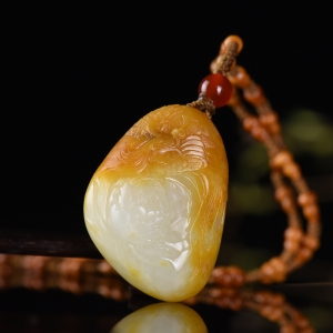 籽料和田玉黄沁凤穿牡丹吊坠