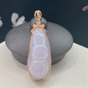 18K浅春翡翠福豆吊坠