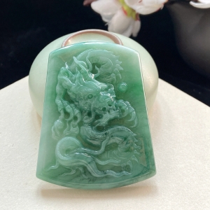 糯种带色翡翠龙吊坠