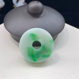 糯种翠绿翡翠平安扣吊坠