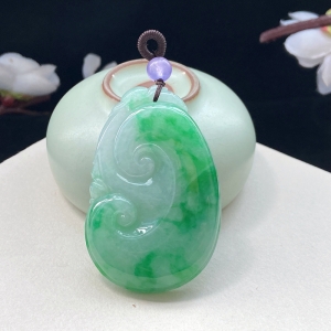 糯种翠绿翡翠如意吊坠