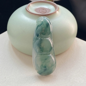 糯冰种飘花翡翠福豆吊坠