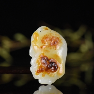 籽料和田白玉牛吊坠