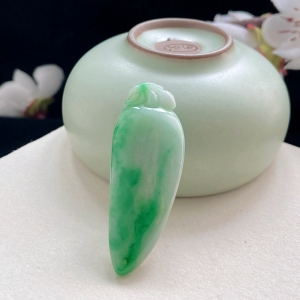 糯种翠绿翡翠福瓜吊坠