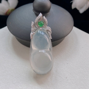 18K冰种翡翠福豆吊坠