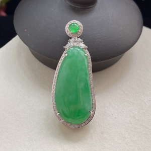 18K糯冰种豆绿翡翠福瓜吊坠
