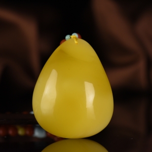 鸡油黄蜜蜡水滴吊坠