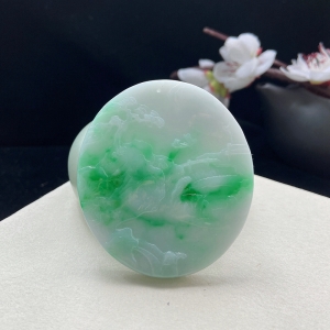 糯种翠绿翡翠山水吊坠