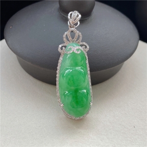 18K糯种浅绿翡翠福豆吊坠