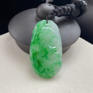 糯冰种翠绿色翡翠如意吊坠