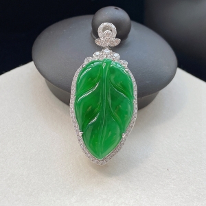 18K冰种翠绿翡翠叶子吊坠