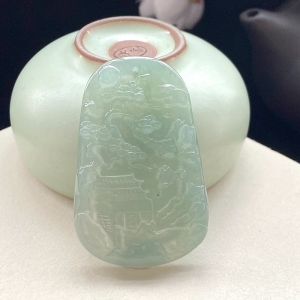 冰种浅色翡翠山水吊坠