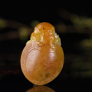 籽料和田玉黄沁龙龟吊坠