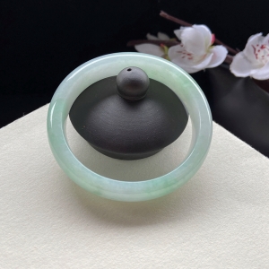 50.5mm糯冰种浅绿翡翠贵妃镯
