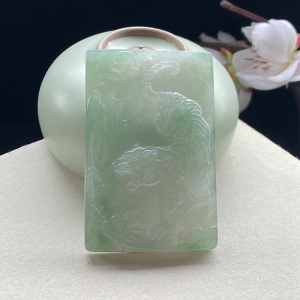 糯冰种浅水绿翡翠虎虎生威吊坠