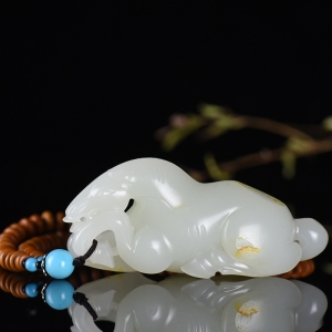 籽料和田白玉马到成功手把件