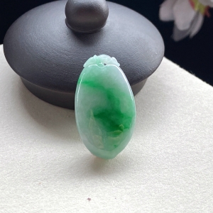 糯种翠绿翡翠福瓜吊坠