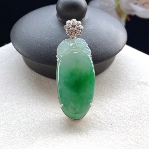 18K糯冰种带色翡翠灵猴献寿吊坠