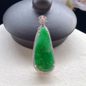 18K糯冰种翠绿翡翠福豆吊坠