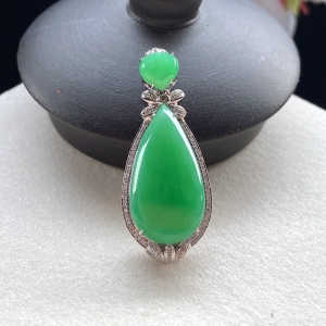 18K糯种浅绿翡翠吊坠
