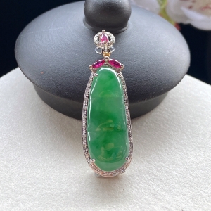 18K冰种带色翡翠福豆吊坠