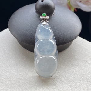 18K冰种翡翠福豆吊坠