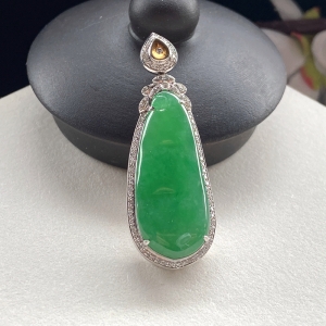 18K糯冰种浅艳绿翡翠福豆吊坠