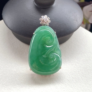18K糯种浅绿翡翠如意吊坠