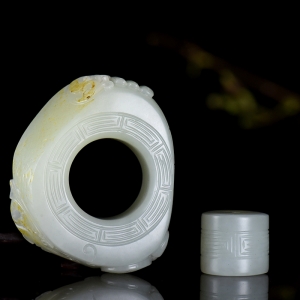 籽料和田白玉龙之守护玉琮吊坠