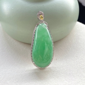 18K糯冰种浅阳绿翡翠福瓜吊坠