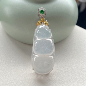 18K冰种翡翠福豆吊坠