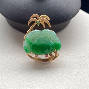 18K糯种翠绿翡翠八方来财吊坠