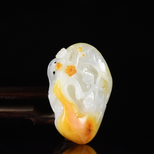 籽料和田玉黄沁傲梅吊坠