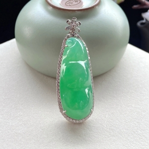 18K糯冰种浅阳绿翡翠福豆吊坠