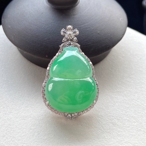 18K冰种浅阳绿翡翠葫芦吊坠