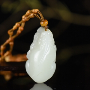籽料和田白玉貔貅吊坠