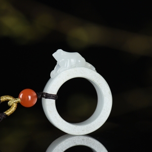 籽料和田白玉呱呱来财吊坠