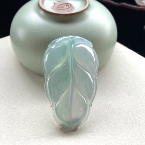 冰种浅水绿翡翠金枝玉叶吊坠