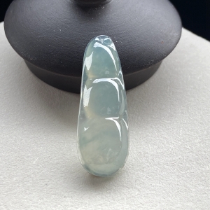冰种翡翠福豆吊坠