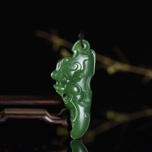 山料和田碧玉守护龙牙吊坠