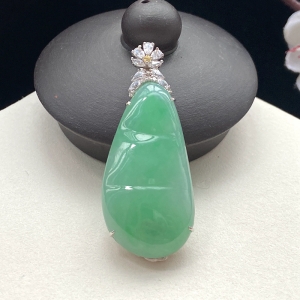 18K糯冰种带色翡翠福豆吊坠