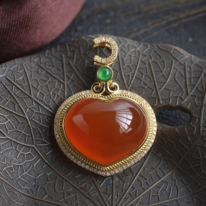 18K冰红南红心形吊坠