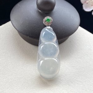 18K冰种翡翠福豆吊坠