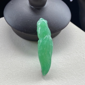 糯冰种浅绿翡翠金鱼吊坠